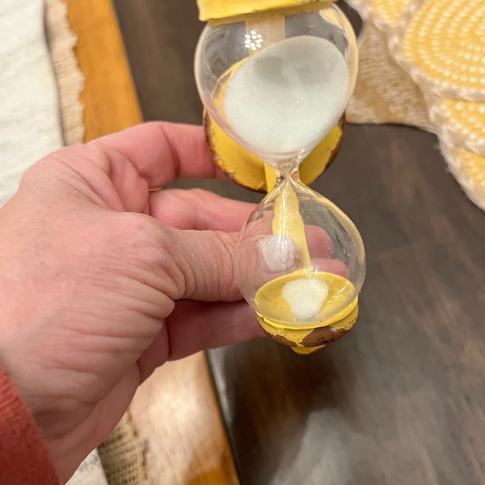 Distressed egg timer. Very nice. - Picture 2 of 4